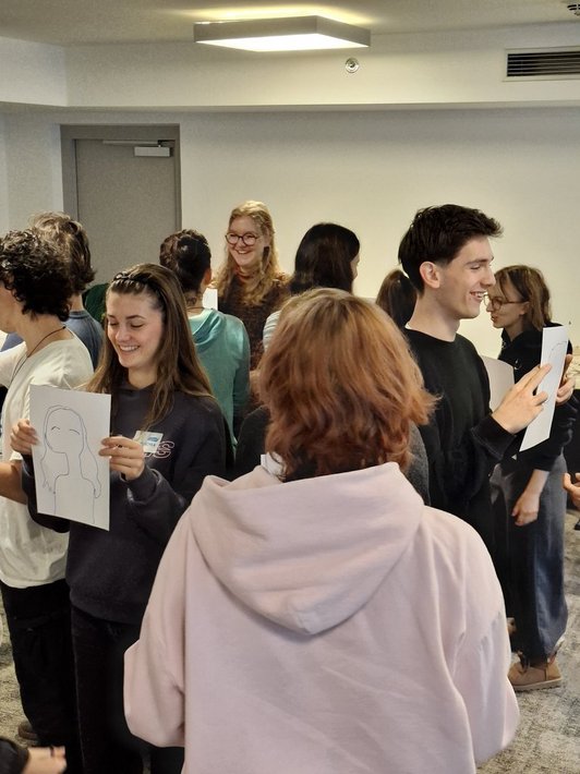 Junge Menschen stehen 