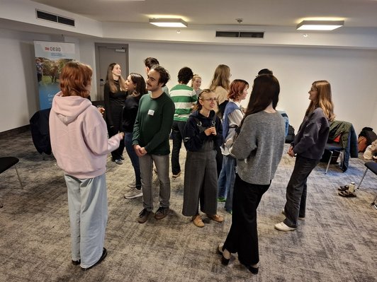 Junge Menschen stehen im Kreis 