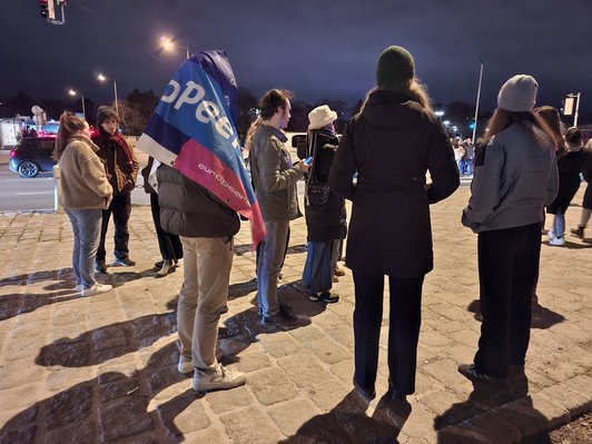 Junge Menschen stehen 