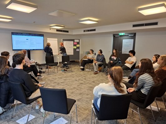 Junge Menschen sitzen im Kreis 