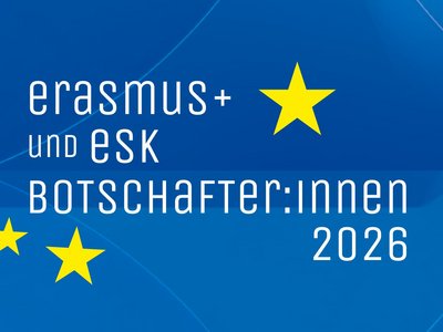 Weißer Schriftzug Erasmus+ und ESK Botschafter:innen 2026 auf blauem Hintergrund mit gelben Sternen