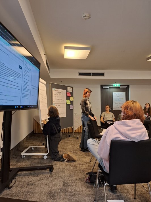 Jemand hält eine Präsentation