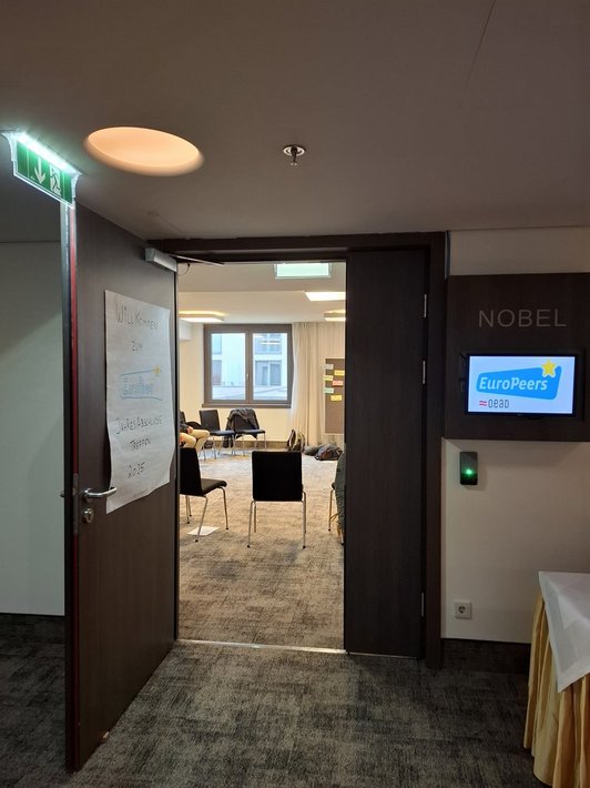 Eingang mit dem Schild EuroPeers