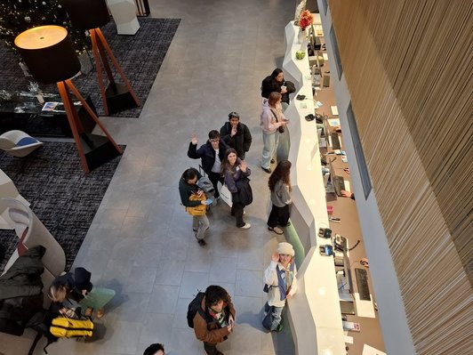 Junge Menschen schauen rauf