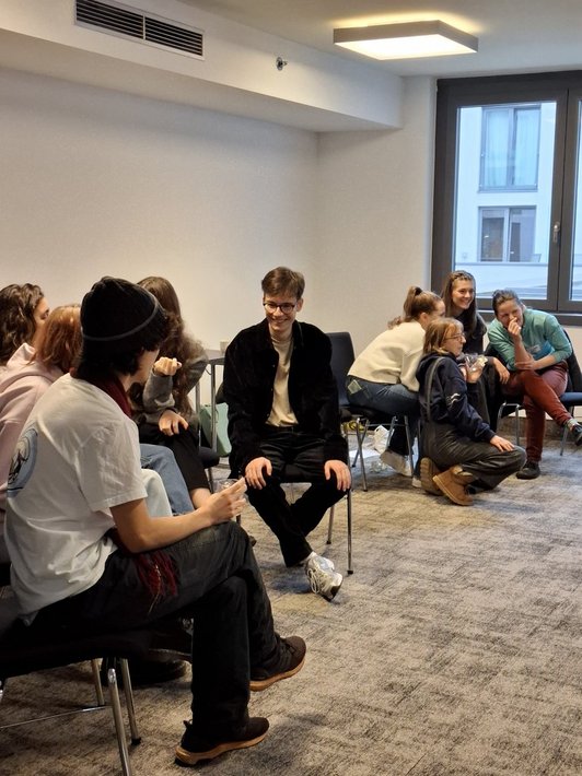 Junge Menschen sitzen