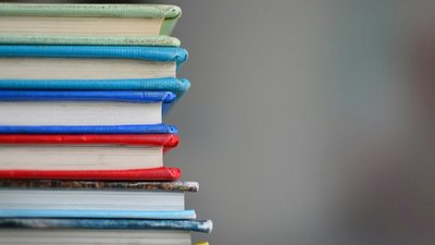 Bücherstapel mit bunten Umschlägen 