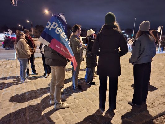 Junge Menschen stehen auf der Straße