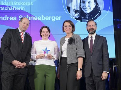 Europa bewegt: Erasmus+ und ESK Award 2024 Zwei Frauen und zwei Männer stehen auf einer Bühne, eine Frau hält einen Pokal in der Hand