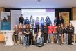 Österreichische Kinderrechtekonferenz: Gruppenbild mit vielen Jugendlichen auf einer Bühne 