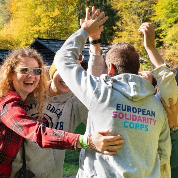 Junge Frauen klatschen ein