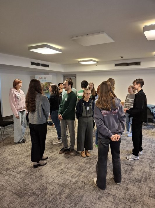 Junge Menschen stehen 