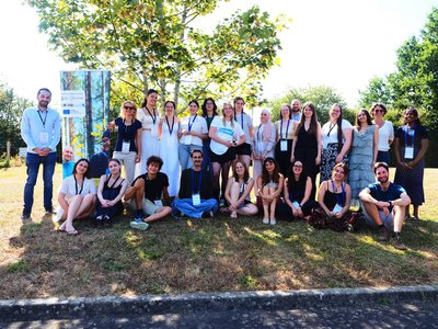 Gruppenfoto viele junge Menschen 