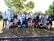 Gruppenfoto viele junge Menschen 