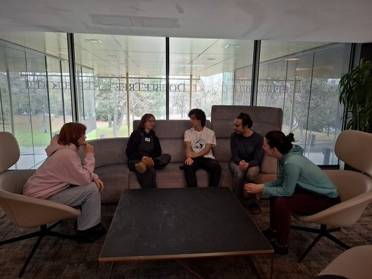 Junge Menschen sitzen im Kreis 