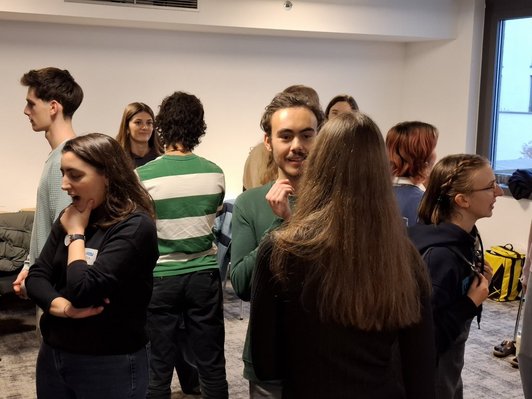 Junge Menschen stehen im Kreis 