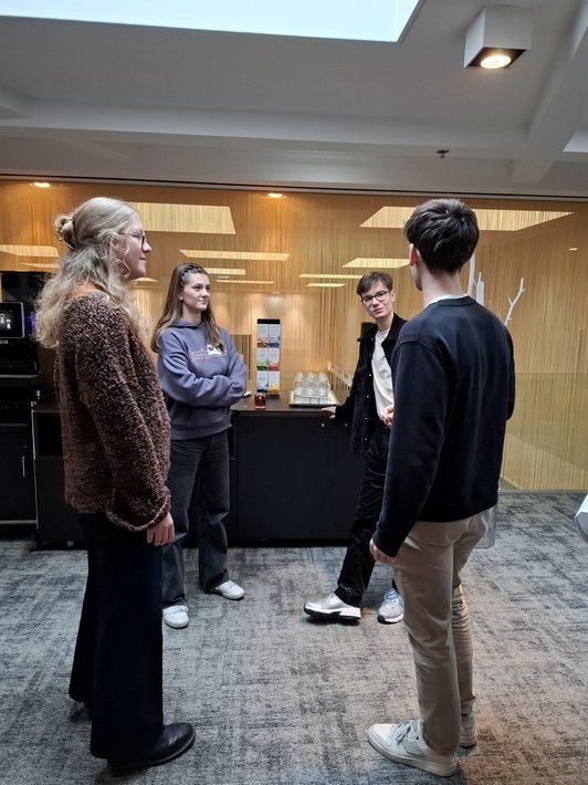 Junge Menschen stehen und reden