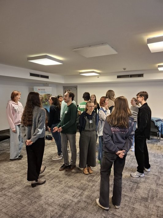 Junge Menschen stehen 