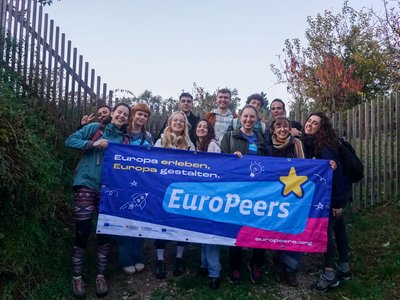 Gruppenbild mit vielen jungen Menschen und Banner mit Aufschrift EuroPeers