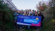 Gruppenbild mit vielen jungen Menschen und Banner mit Aufschrift EuroPeers