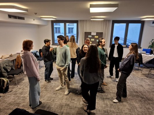 Junge Menschen stehen im Kreis 