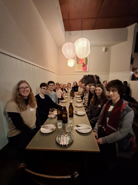 Junge Menschen sitzen am Tisch