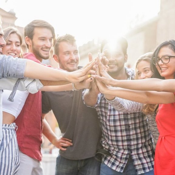 Gruppe junger Menschen im Halbkreis