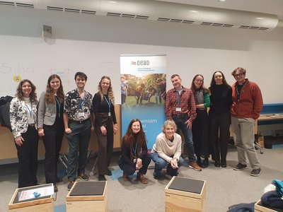 Gruppe an Menschen lacht in die Kamera 