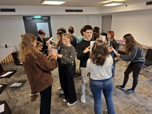 Junge Menschen stehen 