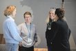 Vier Frauen stehen im Kreis und lachen