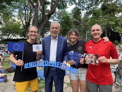 Das Projektteam ist gemeinsam mit Bundespräsident Alexander Van der Bellen zu sehen. Sie halten eine EU-Fahne und einen "Nutze deine Stimme"-Banner in der Hand