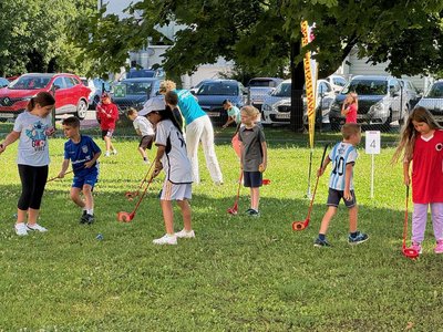 Swingolf mit Kindern im Park 