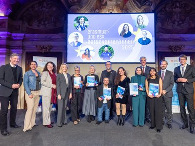 V.l.n.r.: Elmar Pichl (Sektionschef BMFWF), Sonja Schneeweiss (Sektionschefin BMWKMS), Doris Wagner (Sektionschefin BMB), Bernadett Humer (Sektionschefin BKA), in der Mitte die ausgezeichneten Botschafterinnen und Botschafter sowie Patrick Lobis (Leiter der Vertretung der Europäischen Kommission in Österreich, 3.v.r.), Jakob Calice (OeAD-Geschäftsführer, 2.v.r.) und Ernst Gesslbauer (Direktor für die Programme Erasmus+ und ESK, ganz rechts) 